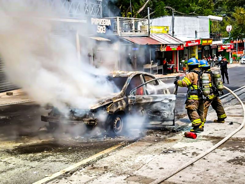 Bomberos de El Salvador advierte que fallas eléctricas y reparaciones deficientes aumentan el riesgo de incendios en vehículos.
