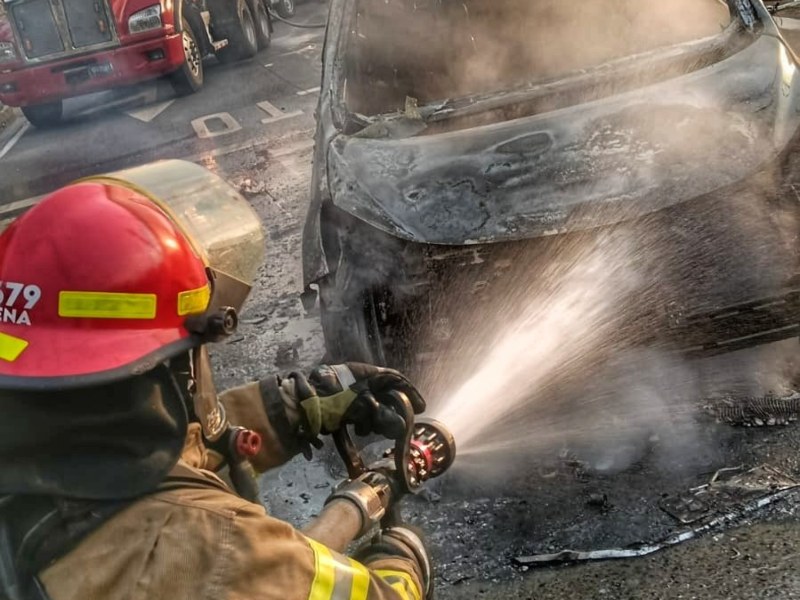 Bomberos señala que algunos vehículos reparados tras accidentes presentan mayores riesgos eléctricos.
