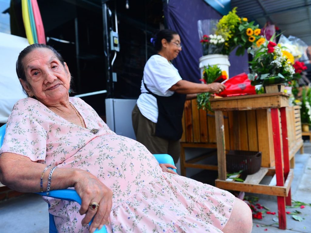 Inés Gutiérrez viuda de Espinoza, de 95 años, recuerda su vida entre flores en el mercado Emporium y San Miguelito, donde trabajó por décadas. Fotografía/ Lissette Monterrosa