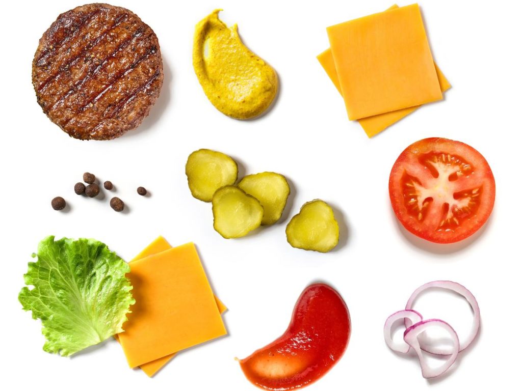Elegir ingredientes con equilibrio ayuda a que cada bocado tenga frescura, textura, acidez y sabor sin saturar la burger.