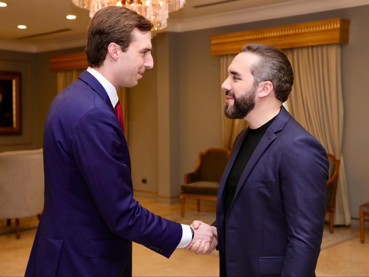 El presidente Nayib Bukele recibió a la delegación estadounidense encabezada por el subsecretario Caleb Orr para abordar oportunidades de inversión en sectores estratégicos del país.