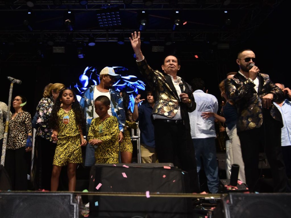 Kalvin Love y su familia disfrutaron al ritmo de Hermanos Flores durante su visita a El Salvador, donde música y baile fueron protagonistas de la noche. Fotografía/ Miguel Lemus