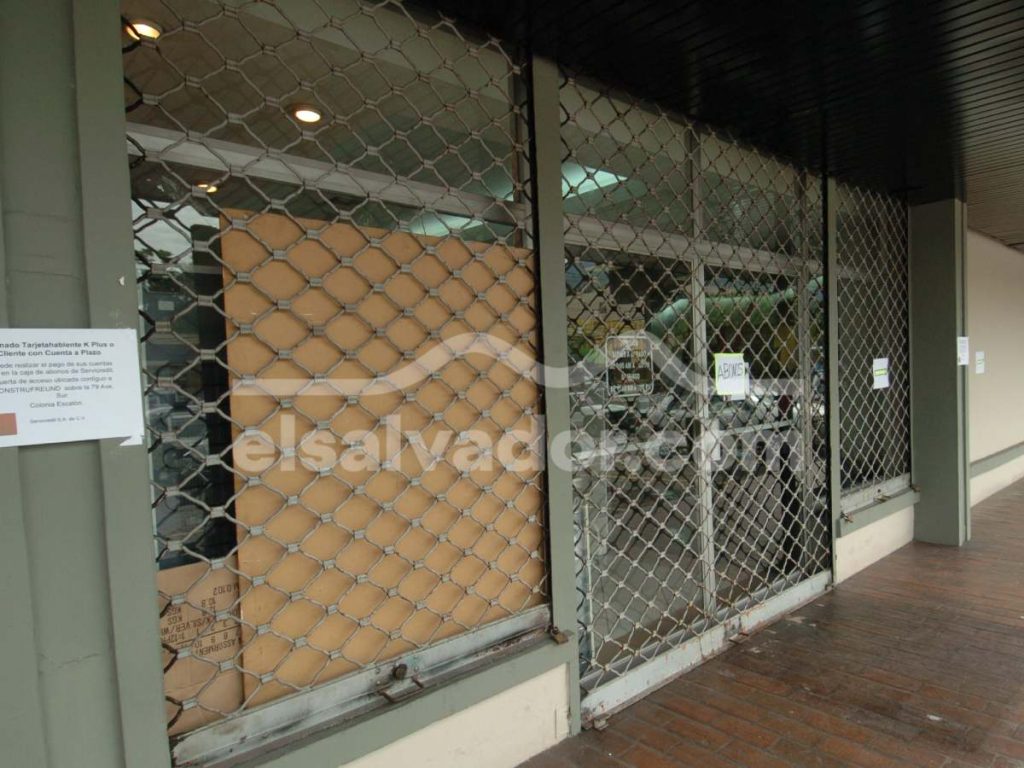 Las sucursales de Kismet quedaron vacías tras el sorpresivo cierre que dejó incertidumbre entre empleados y clientes.
