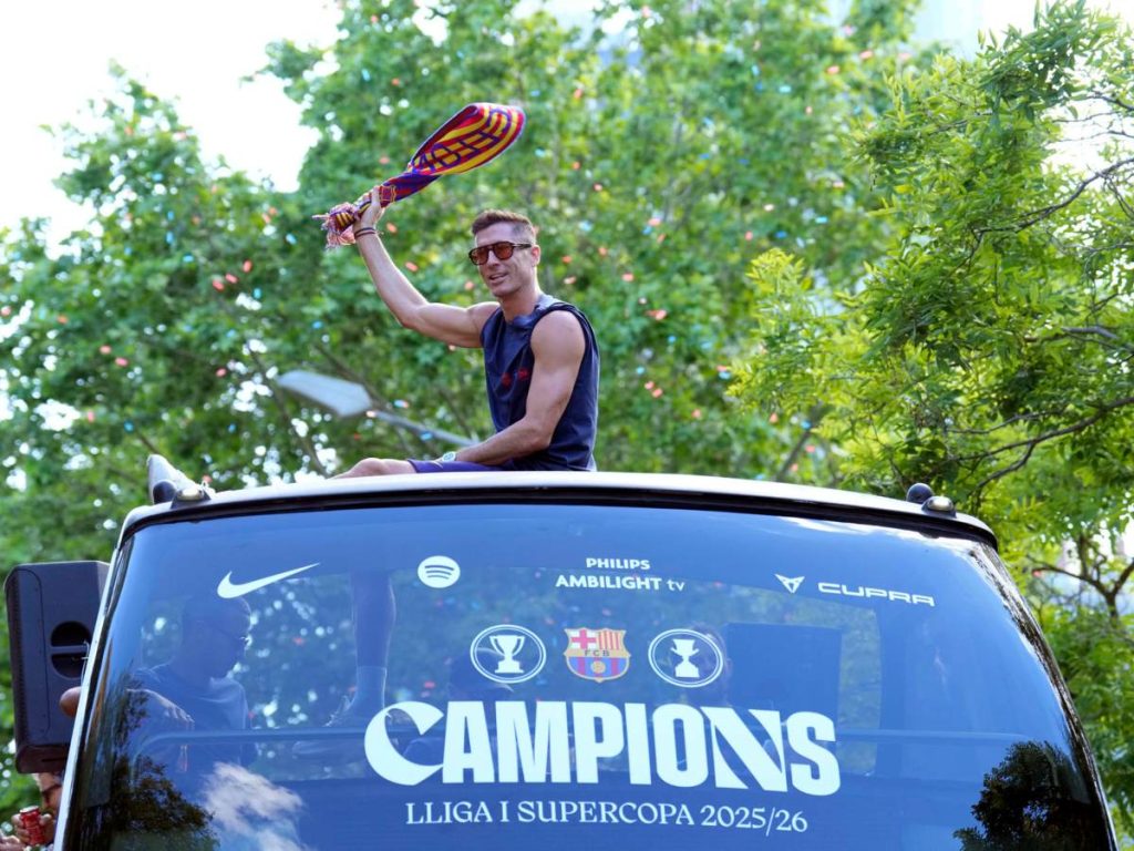 El delantero polaco del FC Barcelona, Robert Lewandowski, durante la rúa con la que el equipo azulgrana festeja la consecución del título de campeón de LaLiga. EFE