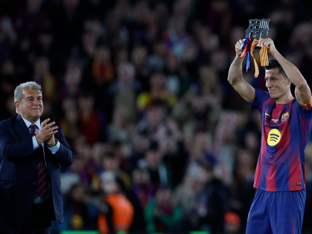 Robert Lewandowski recibió un reconocimiento al final del partido del Barcelona. Foto EFE