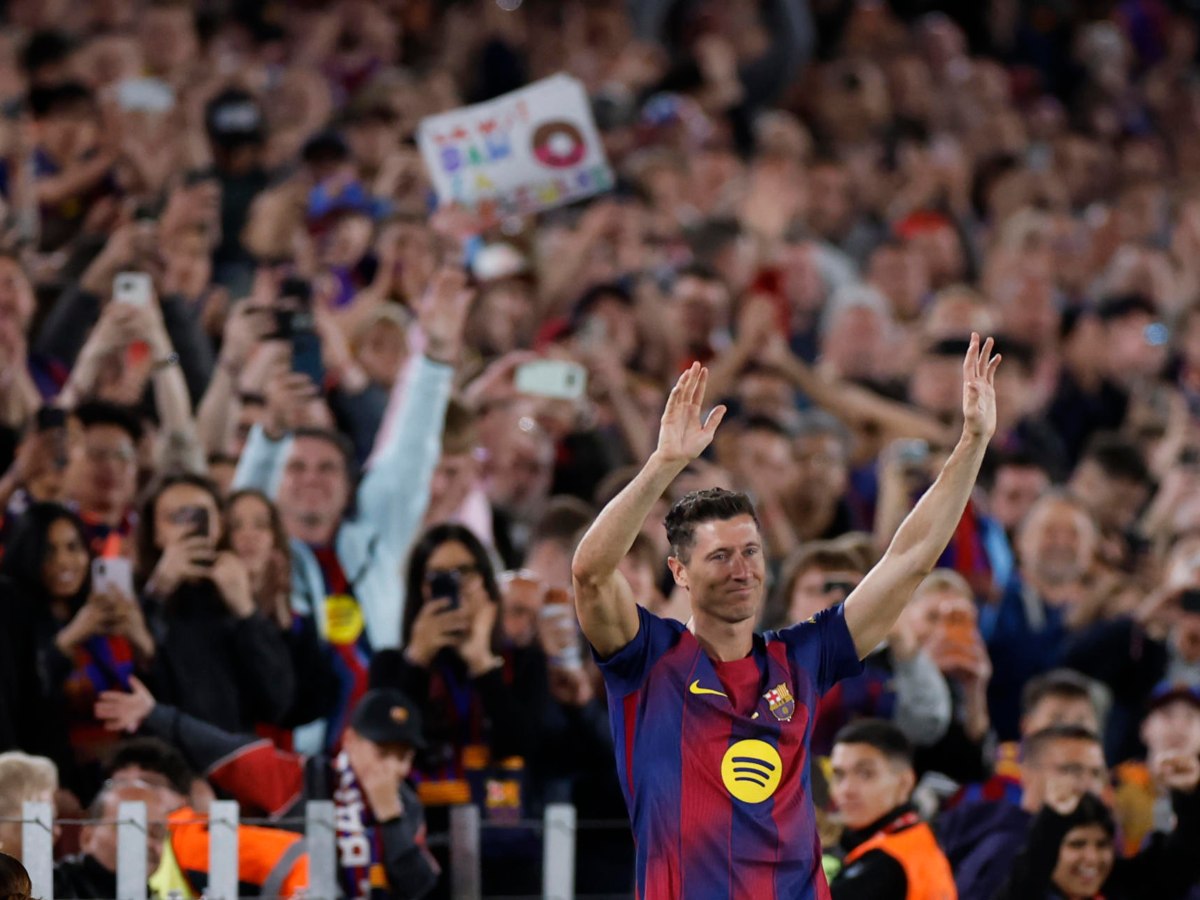 Robert Lewandowski se despide del Camp Nou. Foto EFE