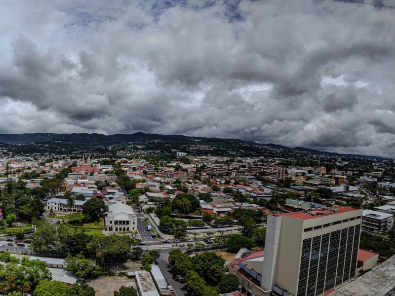Las lluvias y tormentas continuarán este jueves en diferentes zonas de El Salvador.
