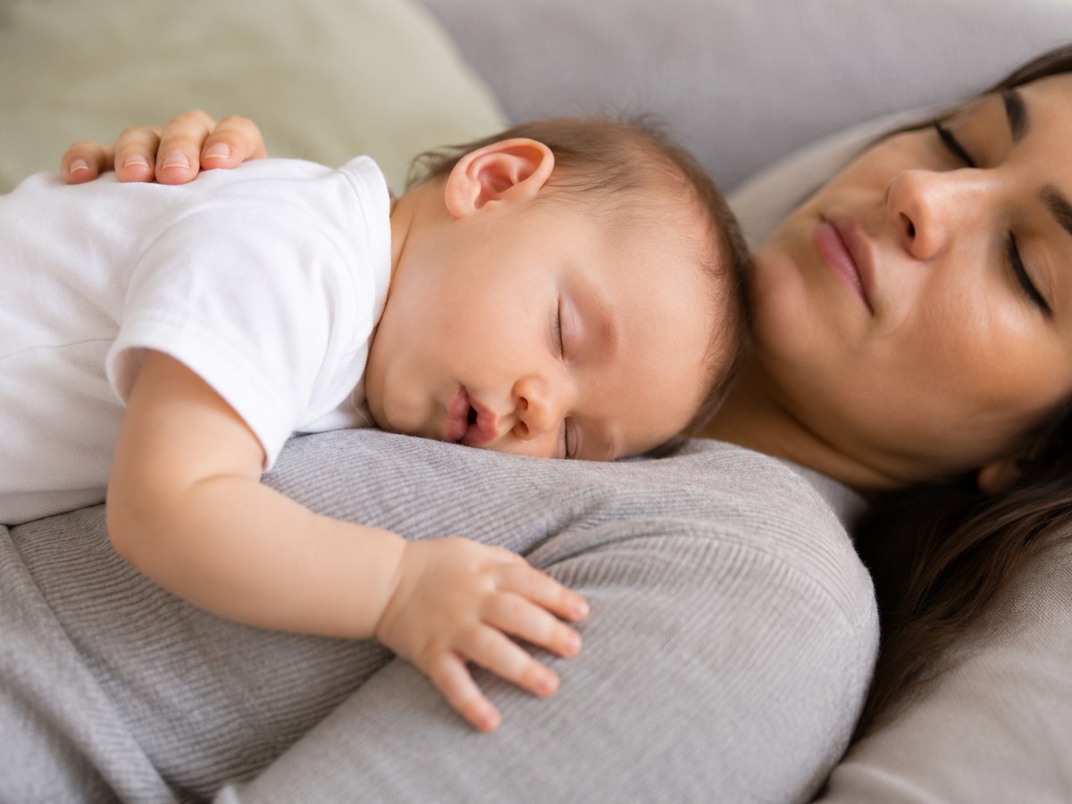 madre-hijos-dormir-siesta-descanso-mamá-bebé