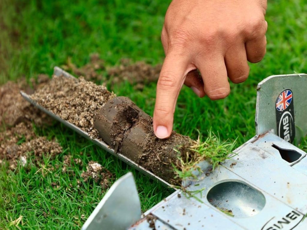 Enio Cubillo, especialista internacional, CEO de TMS Grass, haciendo las pruebas de drenaje en el estadio Jorge "Mágico" González. Foto Cortesía INDES