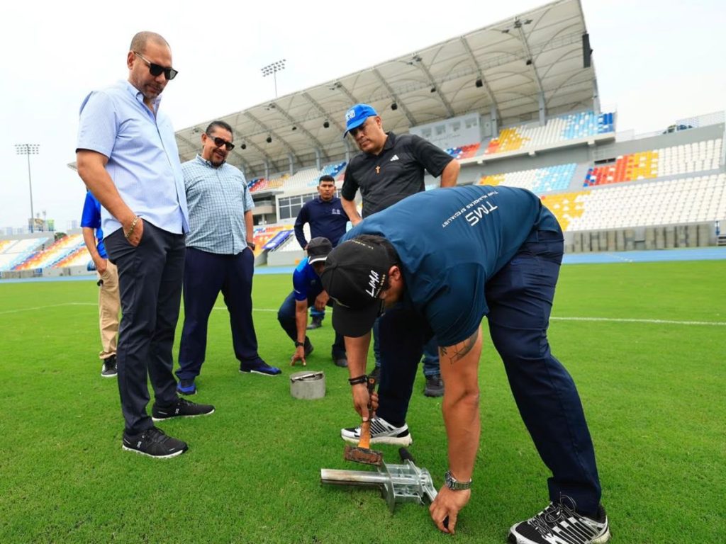 Enio Cubillo, especialista internacional, CEO de TMS Grass, haciendo las pruebas de drenaje en el estadio Jorge "Mágico" González. Foto Cortesía INDES