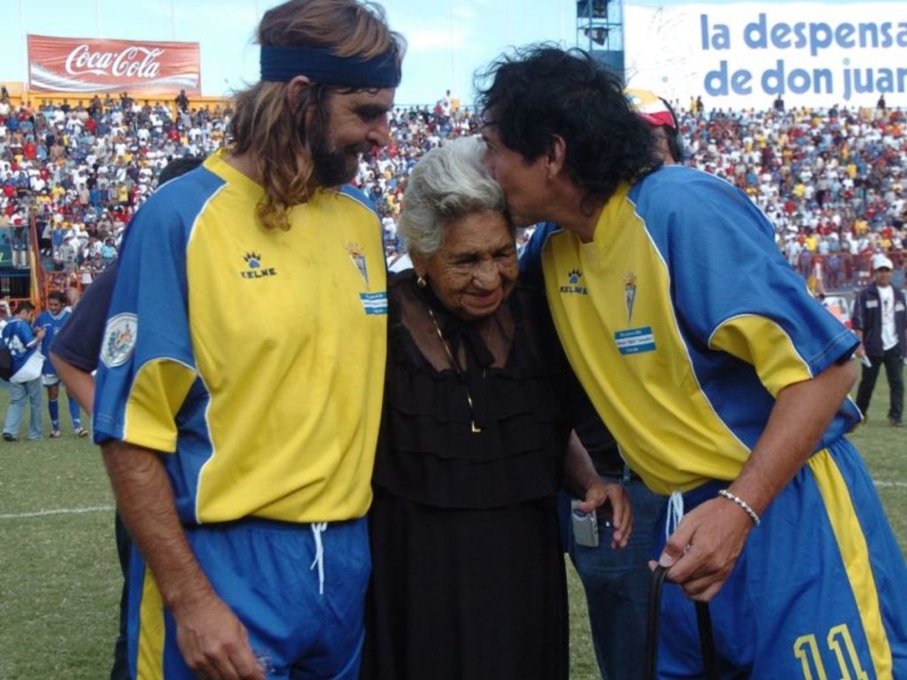 "Mágico" González con su madre. Foto Archivo