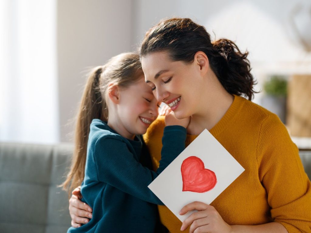 En América Latina, el Día de la Madre se celebra en distintas fechas, pero siempre con el mismo espíritu de amor, gratitud y unión familiar.