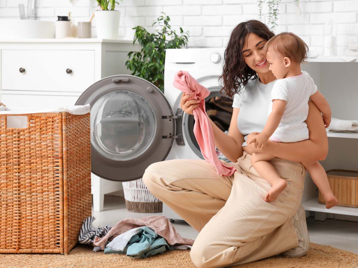 Las tareas de cuidado y del hogar siguen recayendo mayoritariamente en las madres, ampliando su jornada diaria.