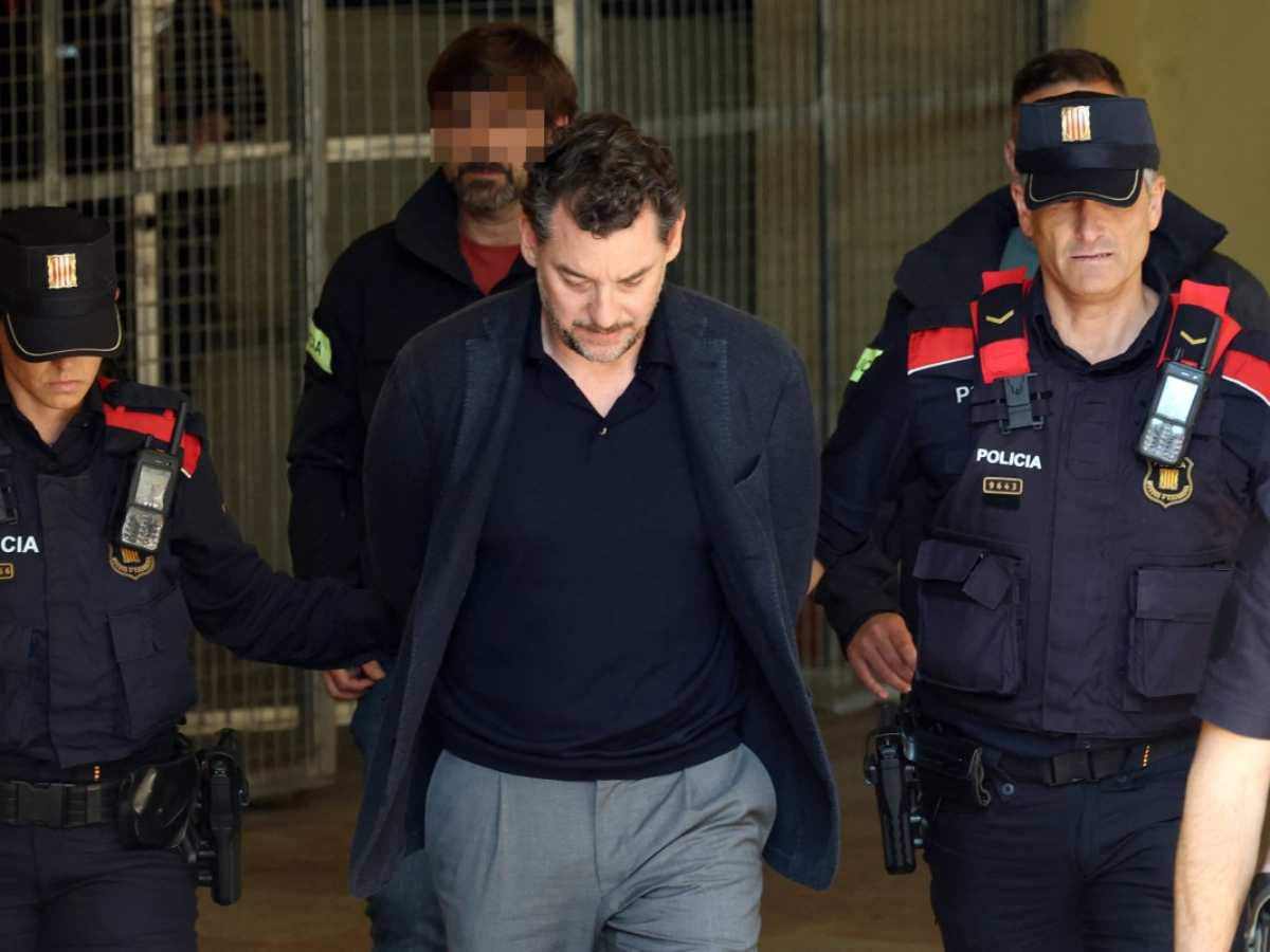 Agentes de la policía regional catalana (Mossos d'Esquadra) escoltan a Jonathan Andic, hijo de Isak Andic, fundador de la marca de moda española Mango, a su llegada a un juzgado en Martorell, cerca de Barcelona, tras su detención el 19 de mayo de 2026.