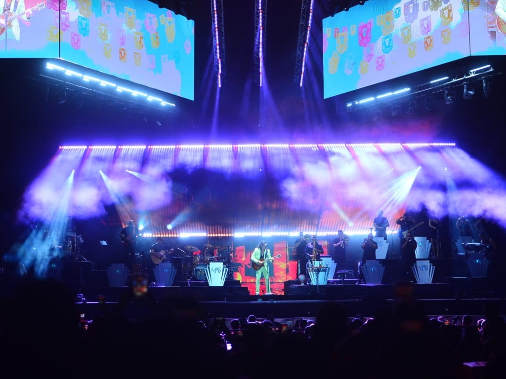 El público salvadoreño coreó los éxitos de Marco Antonio Solís durante su presentación en el Estadio Cuscatlán, donde interpretó clásicos como “Si no te hubieras ido” y “Tu cárcel”. Fotografía/ Lissette Monterrosa