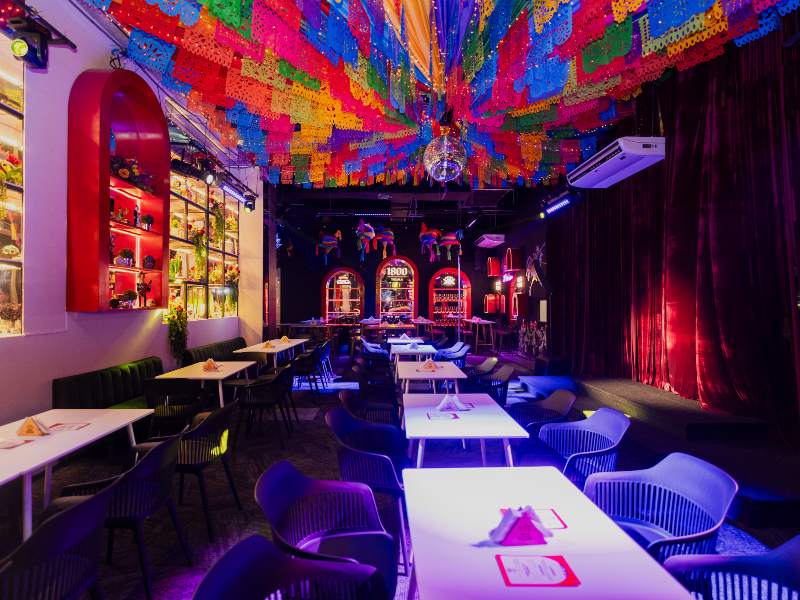 El concepto apuesta por combinar gastronomía con entretenimiento nocturno.