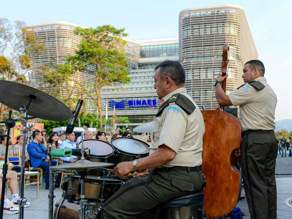 La marimba Valles de Oriente de Guatemala se presentó este sábado en el Centro Histórico de San Salvador como parte de un intercambio cultural entre ambos países.