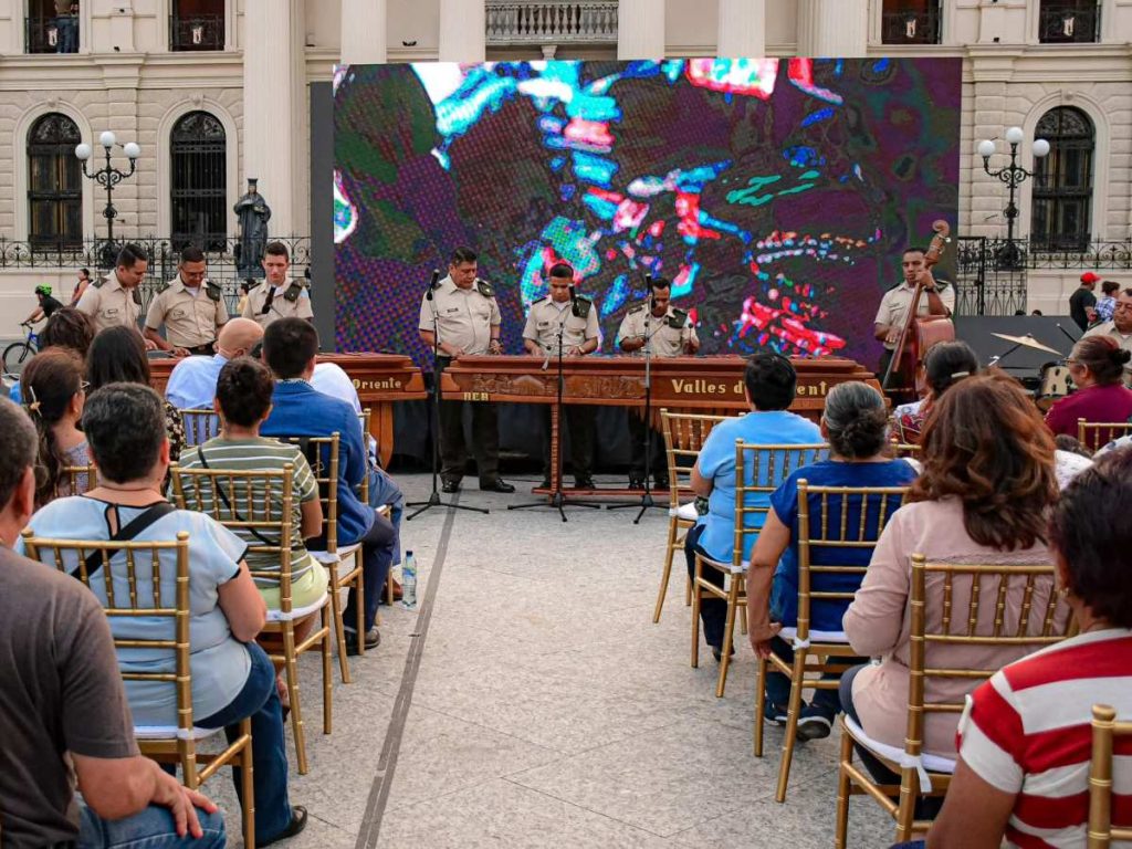 Decenas de visitantes disfrutaron de piezas tradicionales guatemaltecas en la plaza Gerardo Barrios, en una jornada marcada por música, convivencia y expresiones culturales centroamericanas.