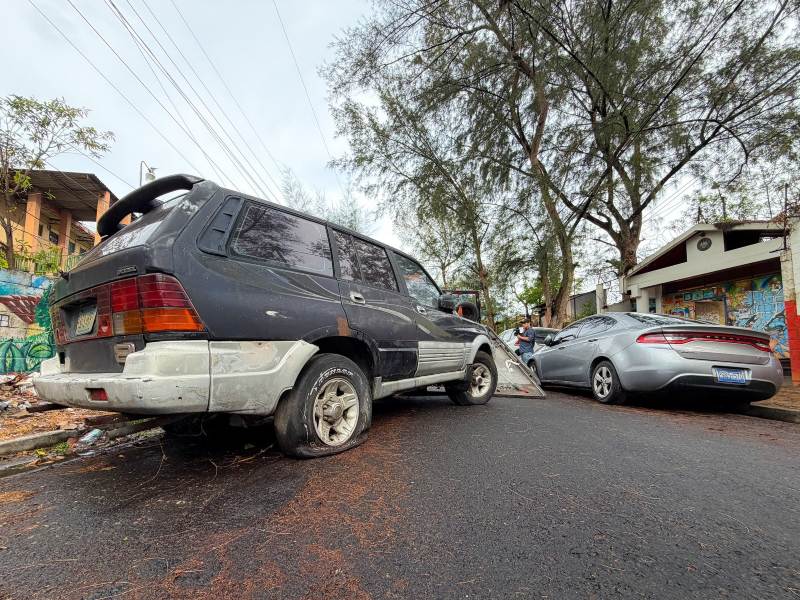 Los automotores retirados son trasladados a un predio municipal, donde podrán ser reclamados por sus propietarios durante 60 días. Foto: cortesía Alcaldía de San Salvador.