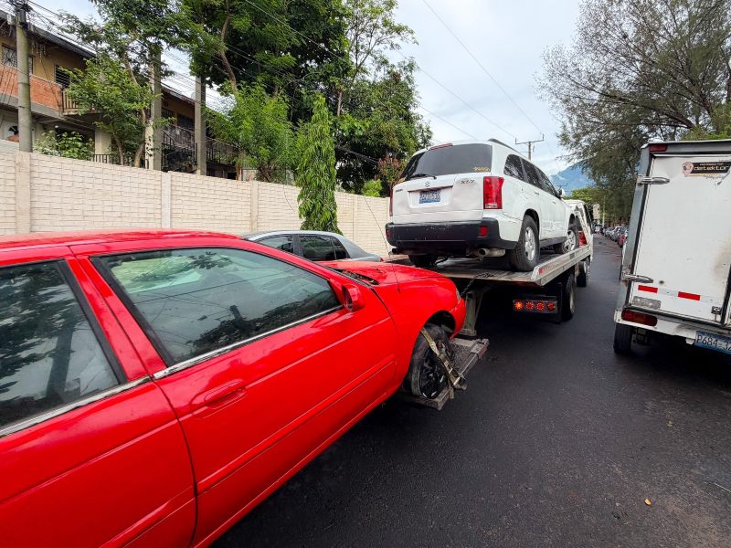 La alcaldía recordó que el abandono de vehículos en la vía pública puede derivar en multas y otros cargos establecidos por la ordenanza. Foto: cortesía Alcaldía de San Salvador.