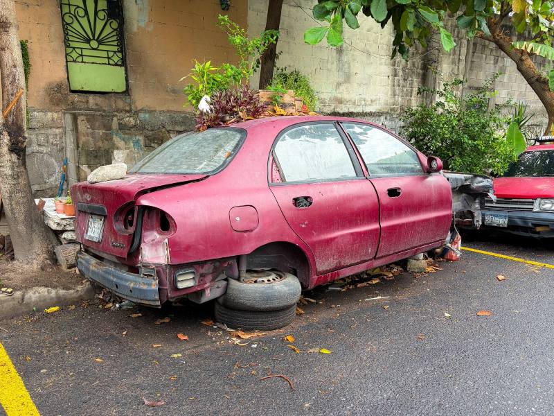 El retiro de vehículos en desuso forma parte de las acciones para recuperar espacios públicos en San Salvador Centro. Foto: cortesía Alcaldía de San Salvador.