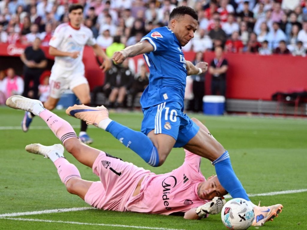 Kylian Mbappé contra el Sevilla. Foto AFP