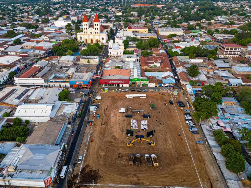 El ministro de Obras Públicas, Romeo Rodríguez, colocó la primera piedra del nuevo mercado de San Miguel junto a representantes del Banco Mundial. Foto EDH / Cortesía