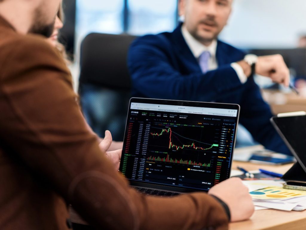 El mercado de reportos lideró las negociaciones bursátiles en marzo de 2026, representando más de la mitad del monto transado en la BVES.