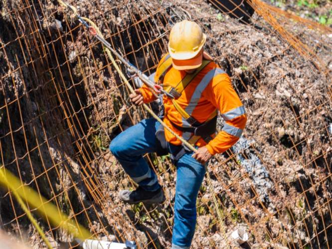 Los microplanteles concentran maquinaria y personal listo para atender emergencias en la red vial nacional durante el invierno. Foto / Cortesía FOVIAL