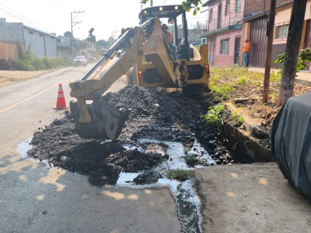 FOVIAL aseguró que cuenta con más de 800 equipos de maquinaria para intervenir carreteras afectadas por lluvias. Foto / Cortesía FOVIAL