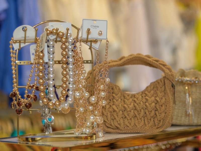 “Luxe Avenue” ofrece prendas casuales, ropa de playa y accesorios femeninos en La Rivera Plaza, en San Salvador. Foto: Ministerio de Relaciones Exteriores