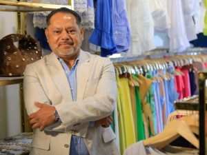 Milton Aquino decidió regresar a El Salvador tras más de tres décadas en Estados Unidos para emprender con su boutique de moda femenina “Luxe Avenue”. Foto: Ministerio de Relaciones Exteriores