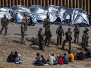 Autoridades de Estados Unidos alertaron sobre videos engañosos que promueven supuestos cruces seguros en la frontera.