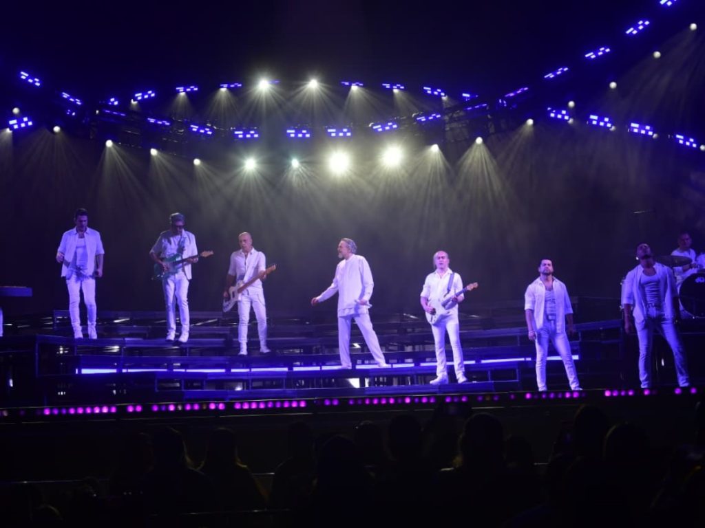 Miguel Bosé abrió su concierto en San Salvador vestido de blanco y entre una ovación del público salvadoreño. Fotografía/ Miguel Lemus