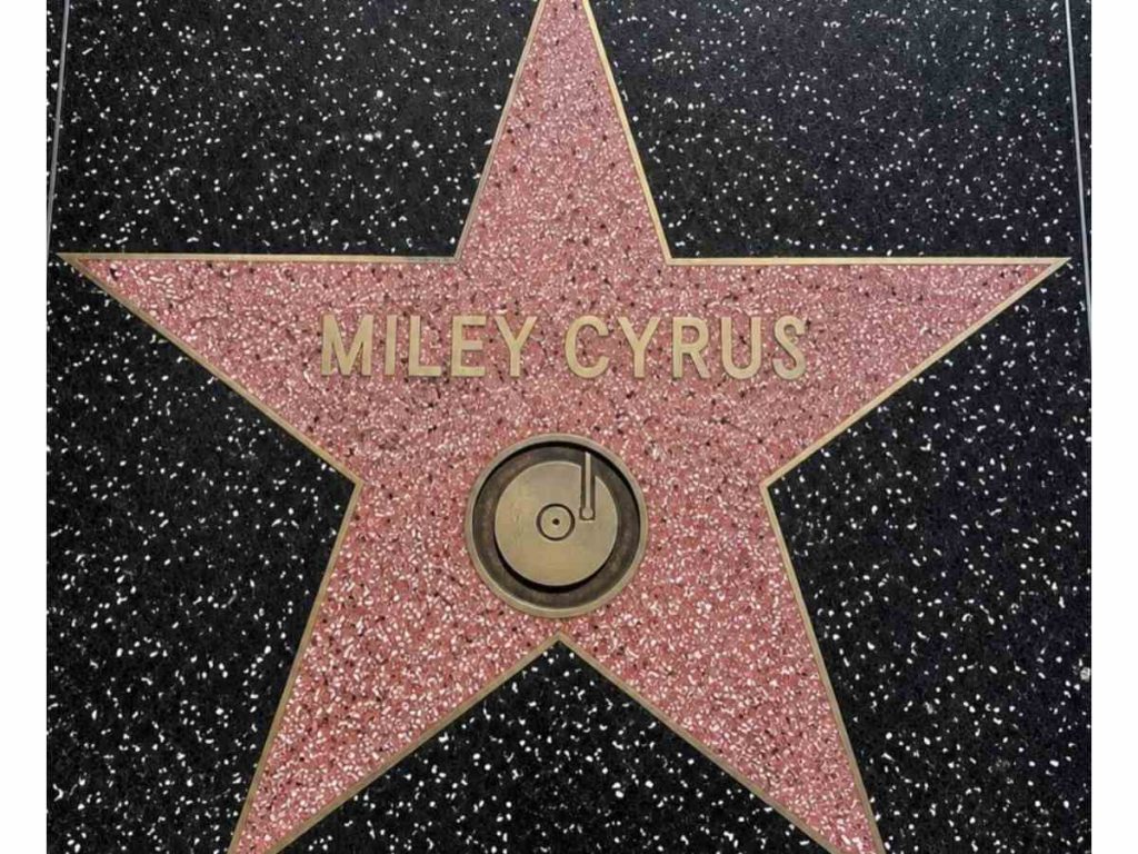 La estrella de Miley Cyrus ya forma parte del Paseo de la Fama de Hollywood, un homenaje que reconoce su impacto en la música pop y su legado artístico internacional.