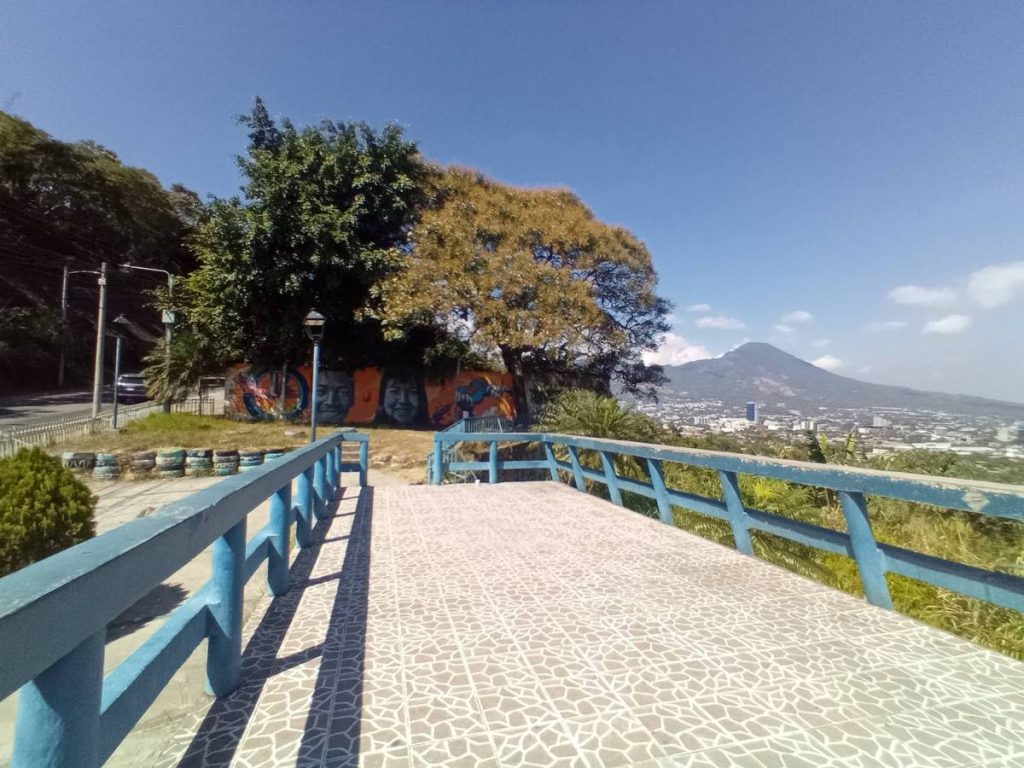 Ubicado cerca de Vista Hermosa, el espacio ofrece acceso gratuito, estacionamiento y áreas para observar el paisaje, especialmente al atardecer y durante la noche.