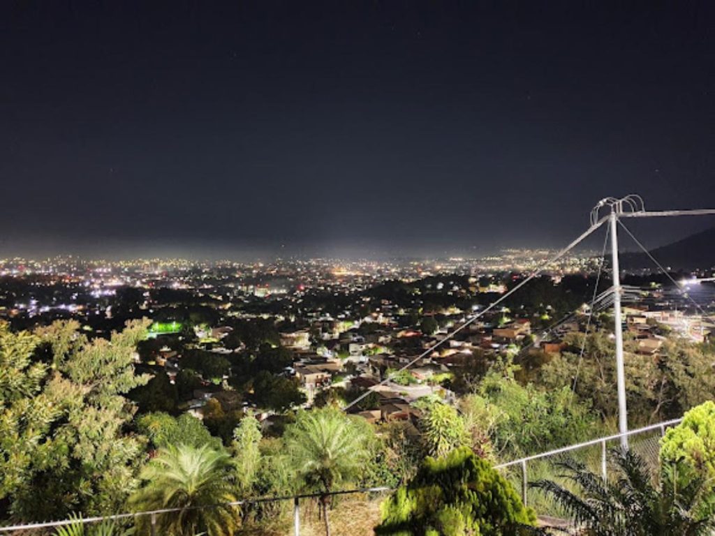 El mirador Rodríguez Porth ofrece una de las vistas urbanas más amplias de San Salvador.