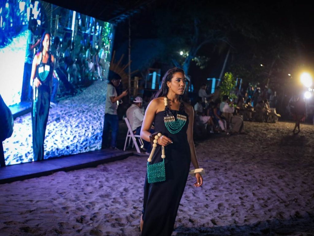 Moda de playa con actitud contemporánea: prendas ligeras, tonos vibrantes y accesorios que proyectan frescura salvadoreña.