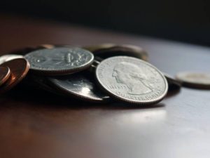 La marca de ceca permite identificar en qué ciudad fue acuñada una moneda de dólar en Estados Unidos.