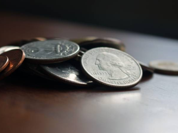 La marca de ceca permite identificar en qué ciudad fue acuñada una moneda de dólar en Estados Unidos.