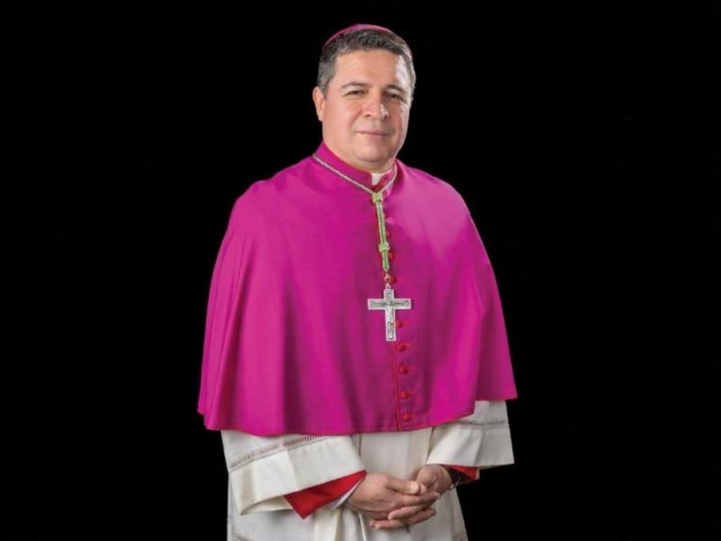 Evelio Menjívar huyó de la guerra civil salvadoreña y décadas después fue nombrado obispo en Estados Unidos.
