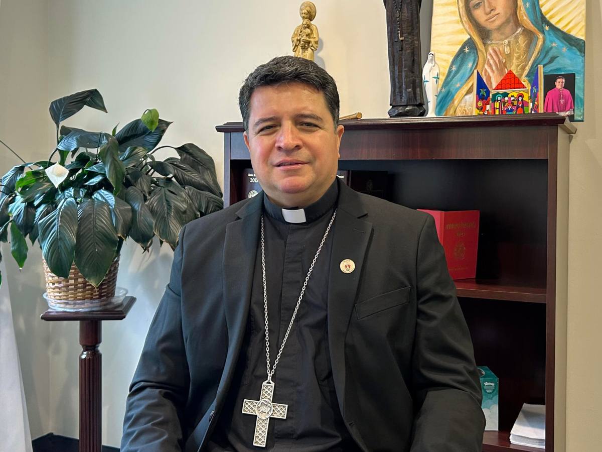 El sacerdote salvadoreño cruzó la frontera como indocumentado y hoy liderará una diócesis en Virginia Occidental.
