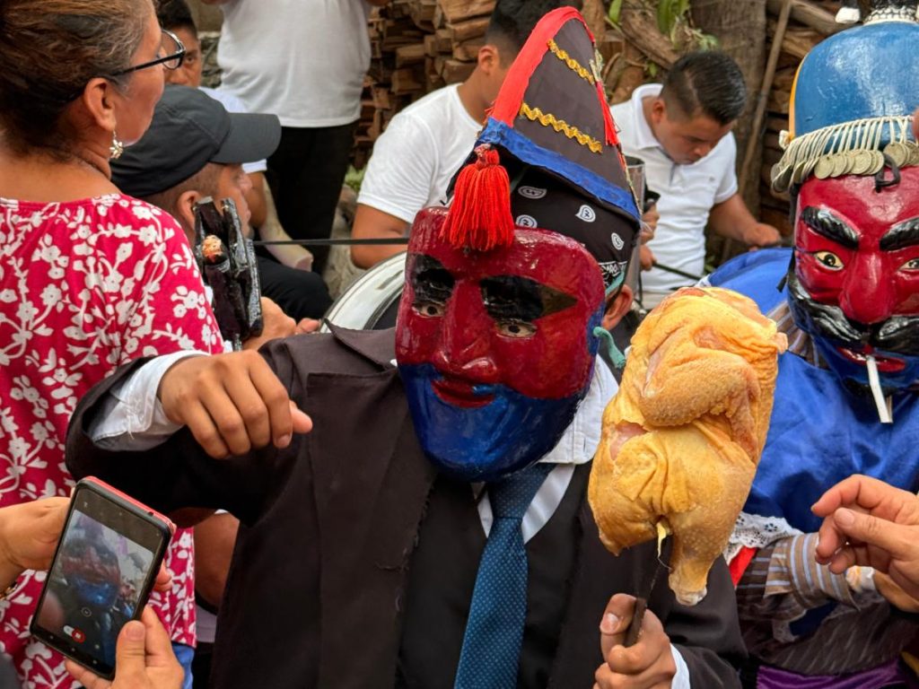 Los “gracejos” de la danza de Moros y Cristianos bailaron entre los asistentes mientras cargaban tortillas y un pollo ensartados en machetes durante la cofradía en Panchimalco. Fotografía/ Steven Anzora