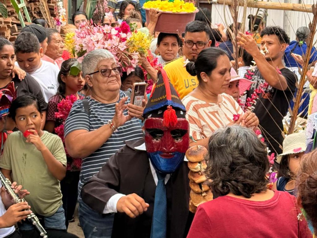 La danza de Moros y Cristianos, conocida popularmente como historiantes, es una de las expresiones culturales más antiguas y representativas de El Salvador. Fotografía/ Steven Anzora