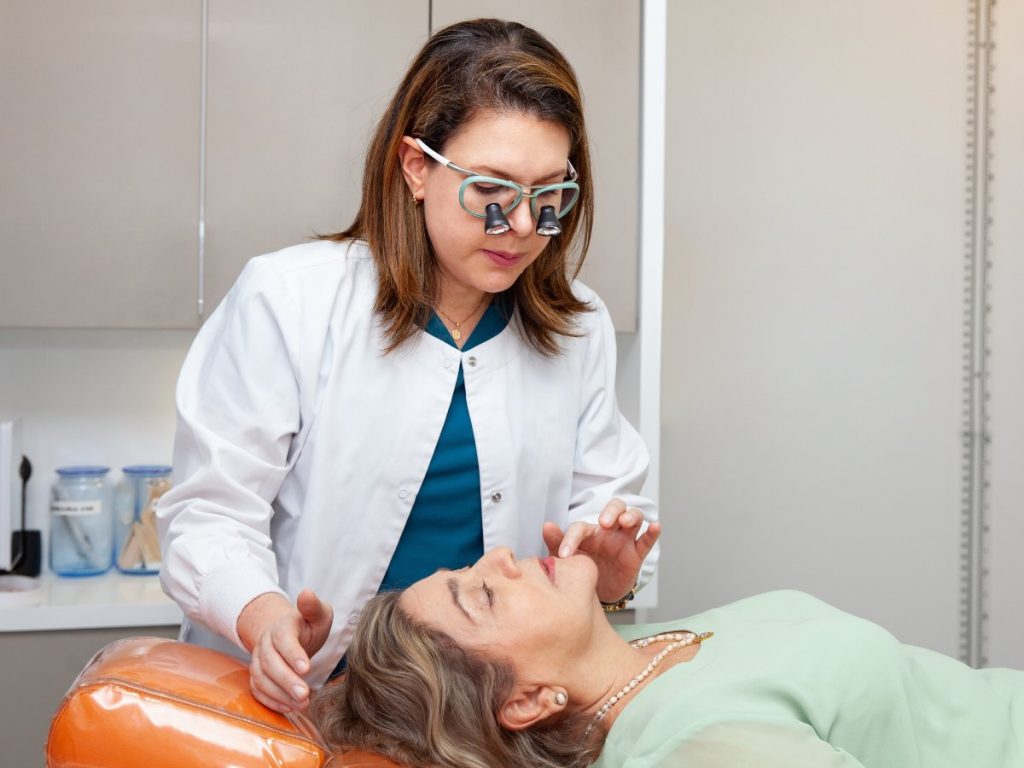 La valoración dermatológica temprana ayuda a tratar el acné adulto y a prevenir marcas difíciles de eliminar.