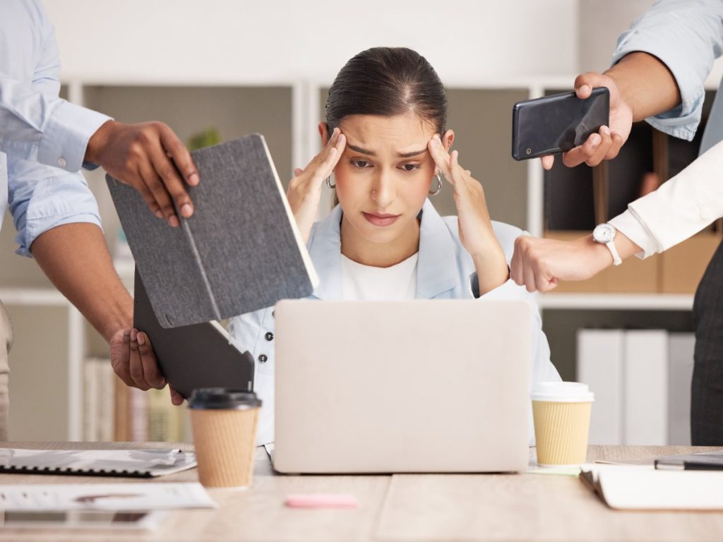 Cambiar de tarea todo el tiempo aumenta la carga mental y puede hacer que hasta lo urgente se sienta más pesado.