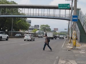 Cruzar fuera de la zona peatonal puede generar sanciones económicas en San Salvador Centro.