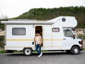 Aficionados disfrutan la experiencia del Mundial 2026 en Los Ángeles viajando en autocaravana cerca del SoFi Stadium.