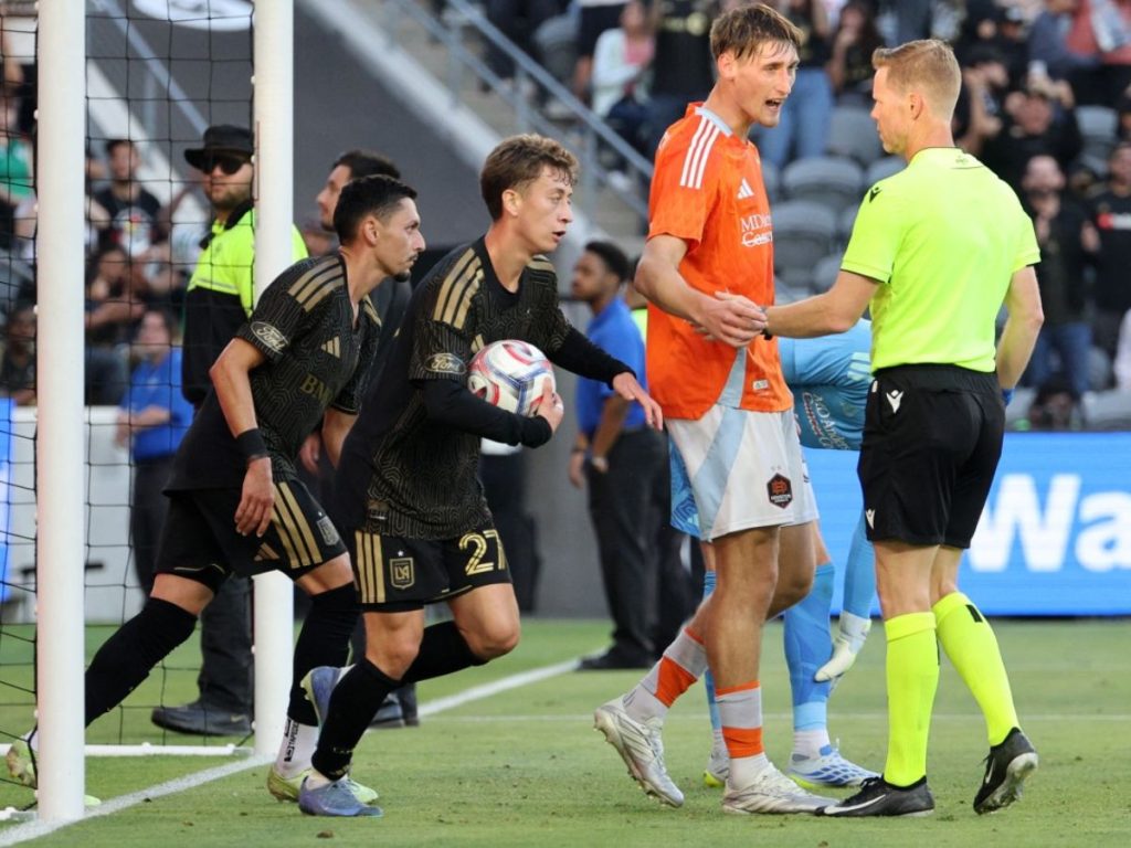 Nathan Ordaz celebra su gol ante el Houston Dynamo. Foto AFP