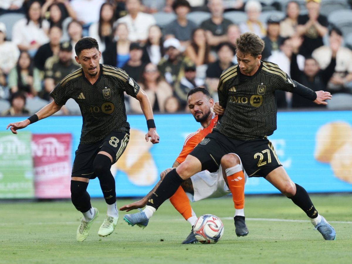Nathan Ordaz anota ante el Houston Dynamo. Foto AFP